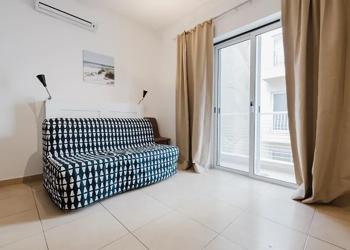 Tropea Court 6a By Homely * 슬리에마